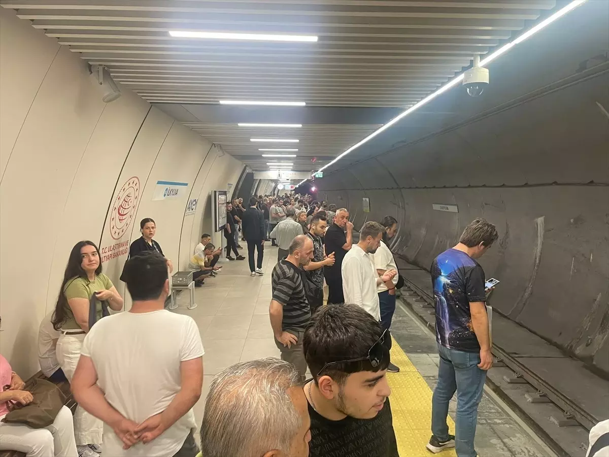 İstanbul M3 Metro Hattı'nda Teknik Arıza Nedeniyle Yoğunluk