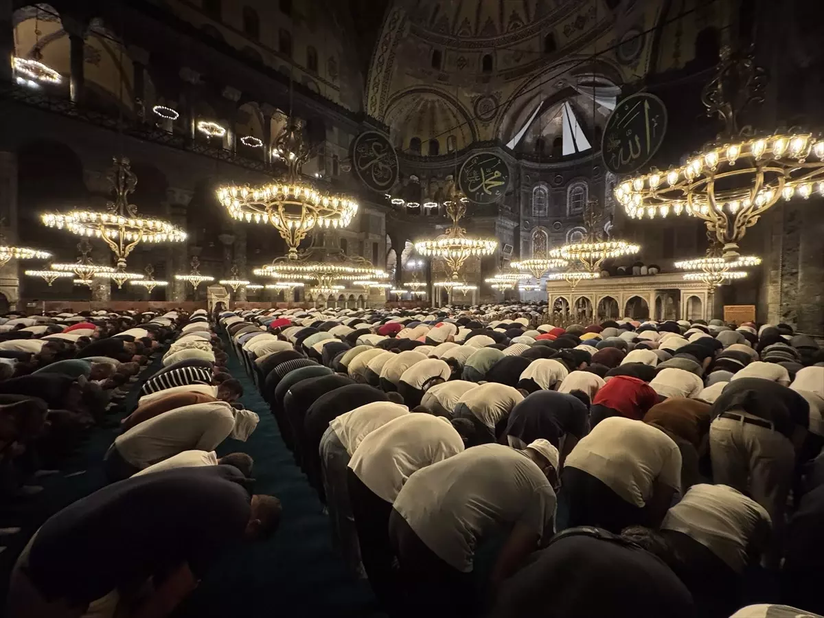 İstanbul'da Mevlit Kandili Coşkusu