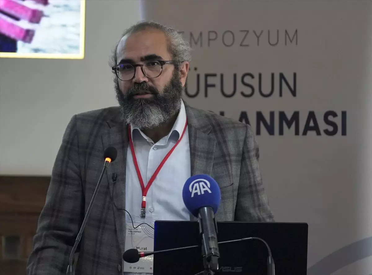 İstanbul Üniversitesi'nde 'Nüfusun Yaşlanması ve Aile' Sempozyumu Düzenlendi