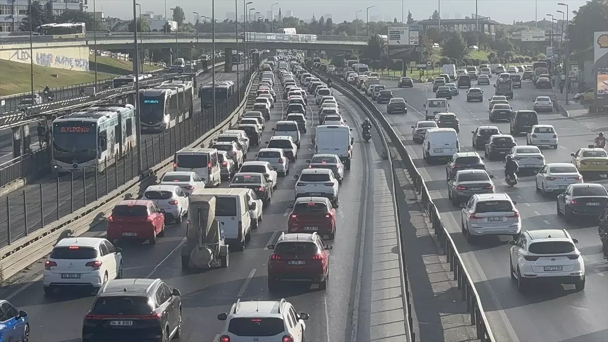 İstanbul'da Trafik Yoğunluğu Başladı