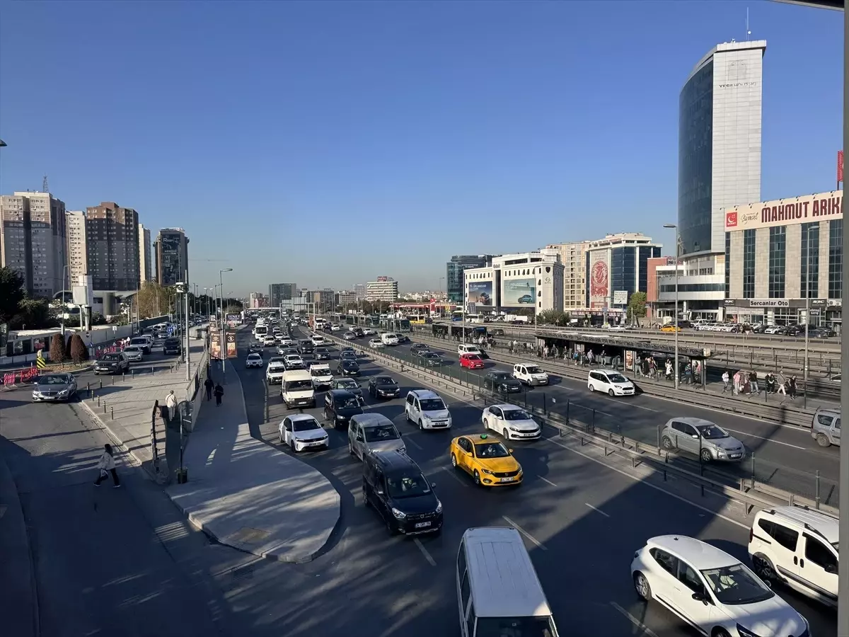 İstanbul'da sabah saatlerinde trafik yoğunluğu yaşanıyor