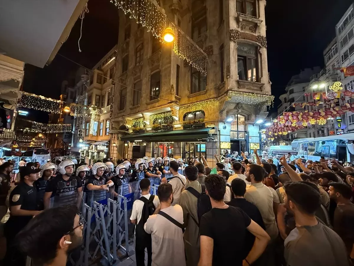 İstanbul'da STK'lar Hazreti Muhammed'e Yönelik Karikatüre Tepki Gösterdi