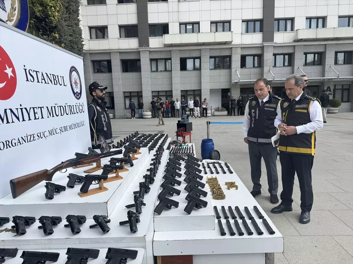 İstanbul'da Suç Örgütlerine Yönelik Operasyon: 24 Şüpheli Gözaltında, 11'i Tutuklandı