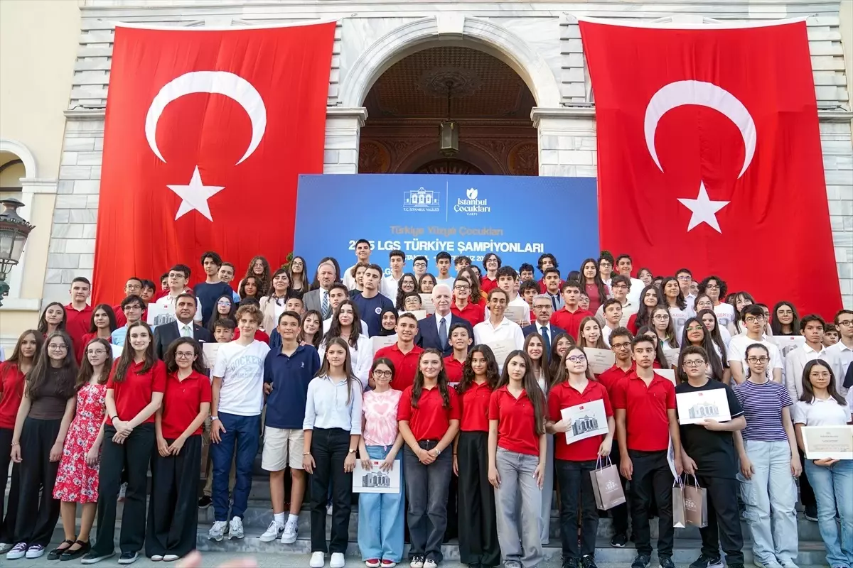 İstanbul'da LGS Birincileri Ödüllendirildi