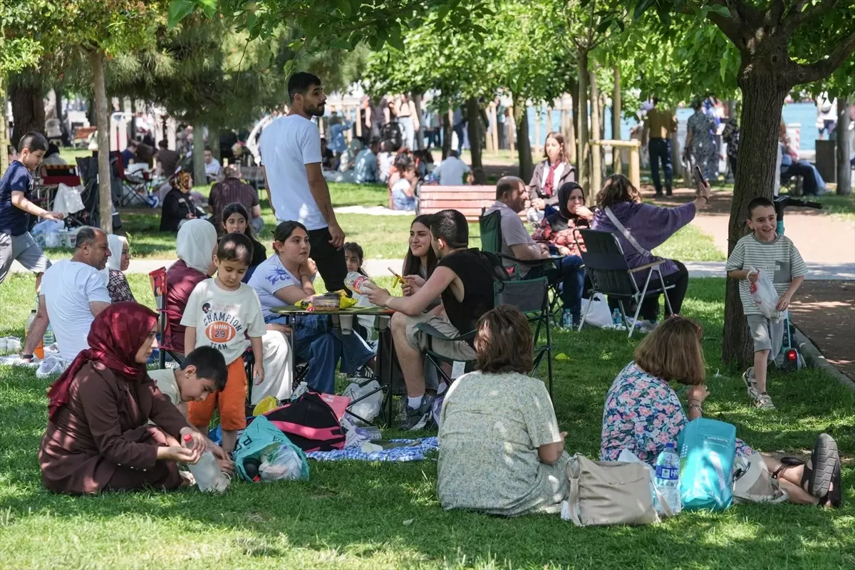 İstanbul'daki Sahil ve Parklar Bayramda Doldu Taştı