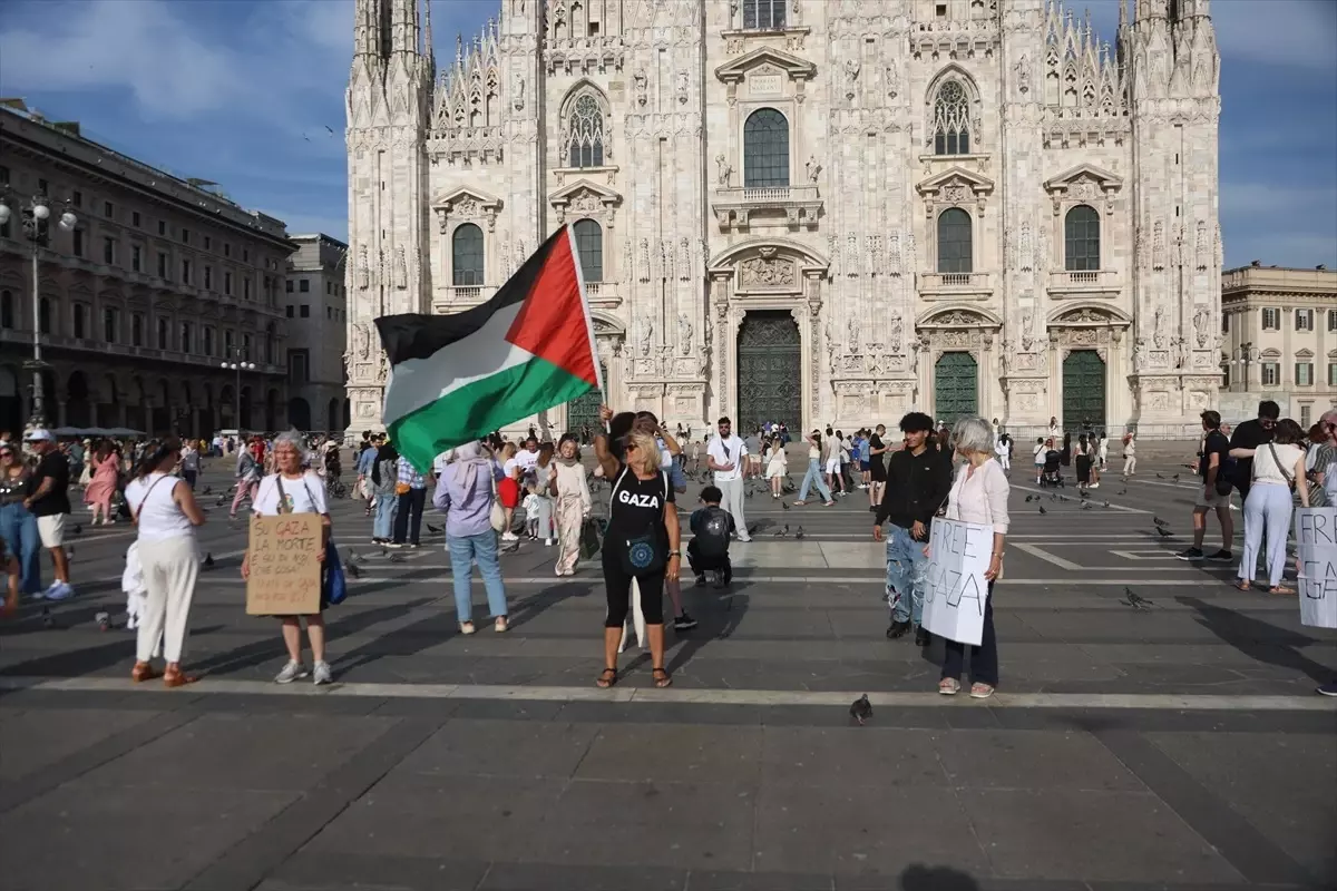 Roma'da Filistin Destekçileri İsrail Büyükelçiliğine Yürüdü