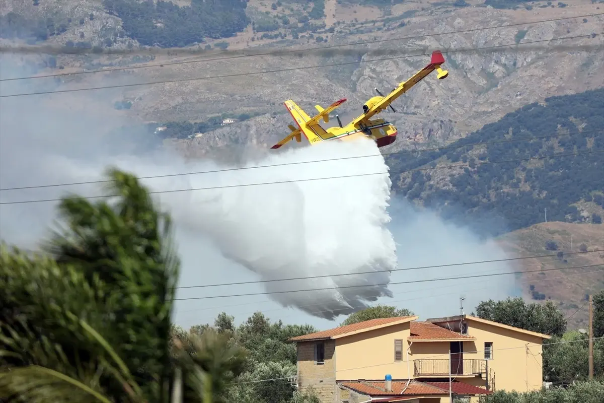 Sicilya Adası'nda Orman Yangını Tehditi: Uçak ve Helikopterlerle Müdahale