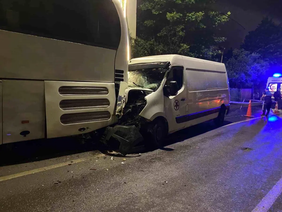 Kocaeli'de İzinsiz Araçla Kaza: 3 Yaralı