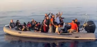 İzmir Açıklarında Düzensiz Göçmen Operasyonu: 115 Yakalandı, 25 Kurtarıldı