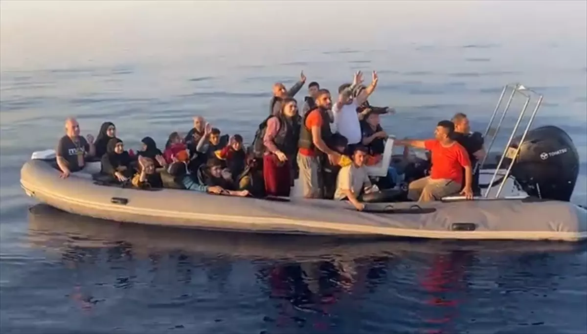 İzmir Açıklarında Düzensiz Göçmen Operasyonu: 115 Yakalandı, 25 Kurtarıldı