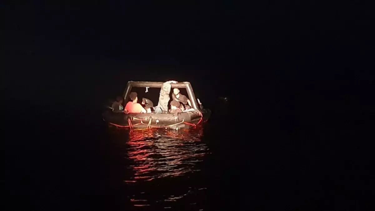 Foça Açıklarında 21 Düzensiz Göçmen Kurtarıldı