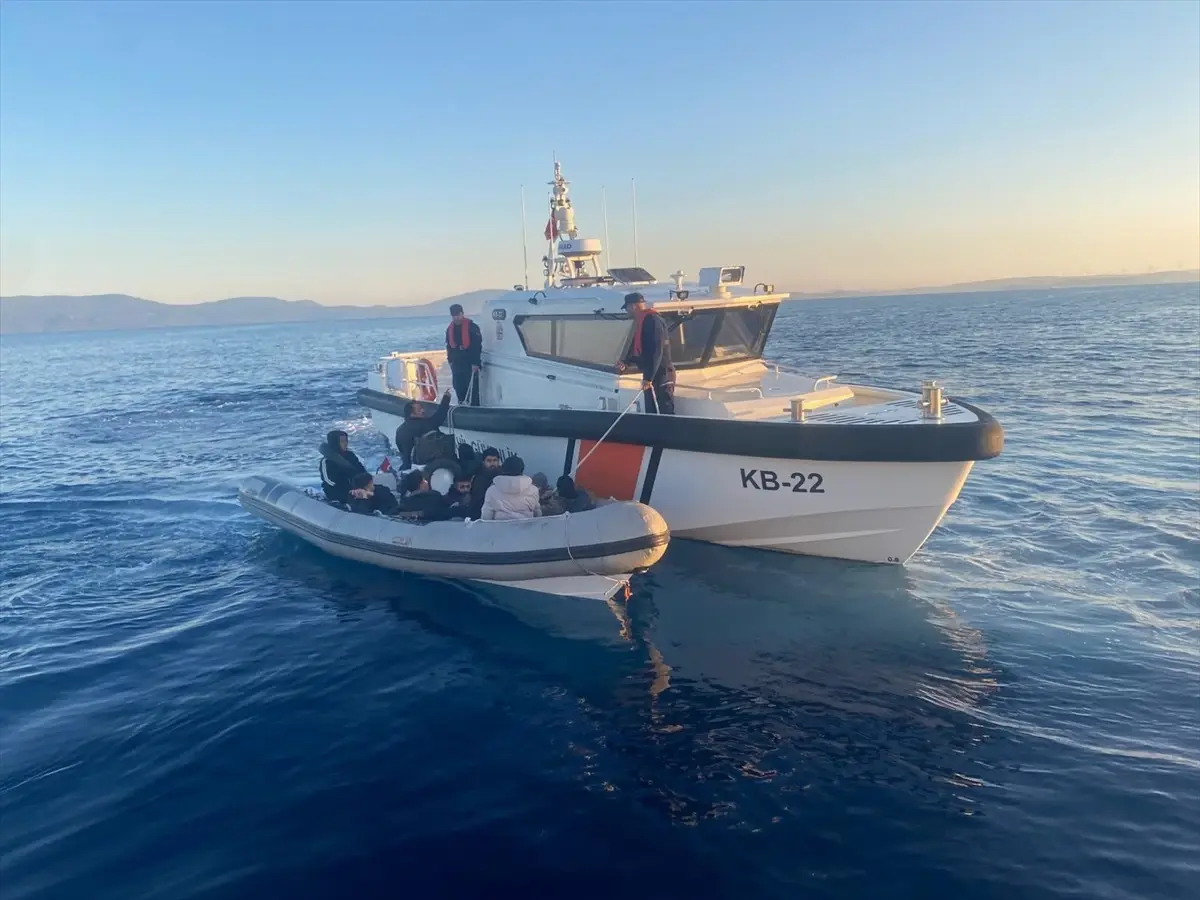İzmir Açıklarında 35 Düzensiz Göçmen Kurtarıldı