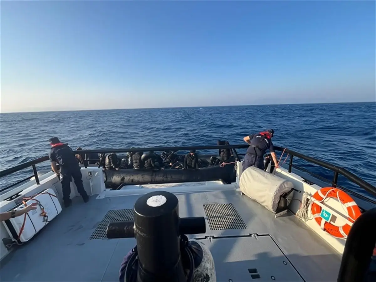 Foça Açıklarında 41 Düzensiz Göçmen Kurtarıldı
