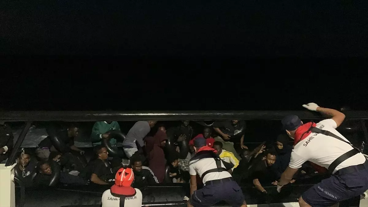 Çeşme açıklarında 75 düzensiz göçmen yakalandı