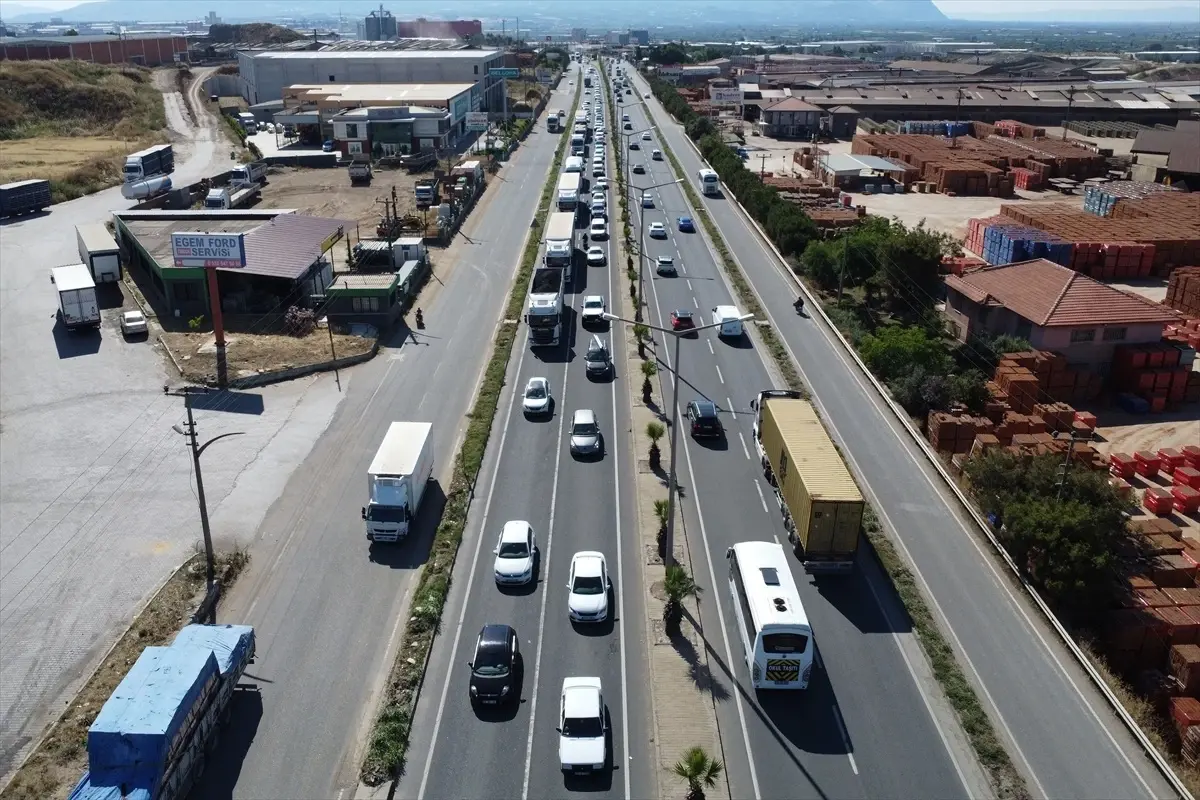Kurban Bayramı Tatilinde İzmir-Ankara Kara Yolunda Trafik Yoğunluğu