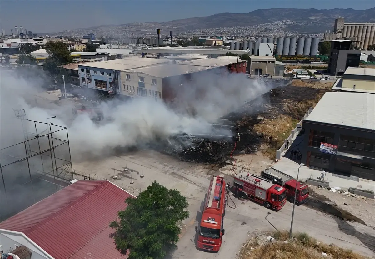 İzmir'de Atık Yığınındaki Yangın Kontrol Altına Alındı