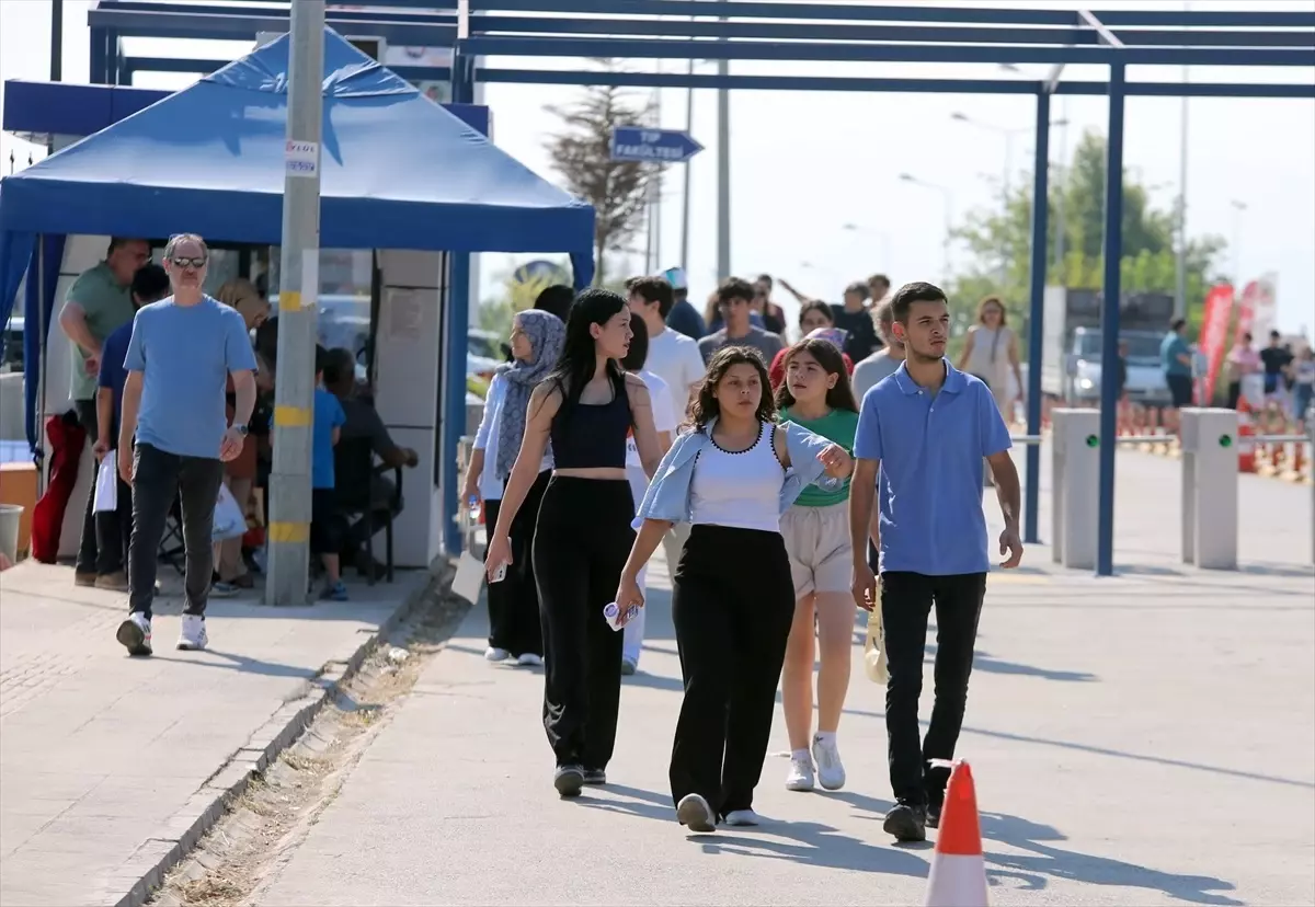 Üniversite Adayları YKS'nin İlk Oturumunda Ter Döktü