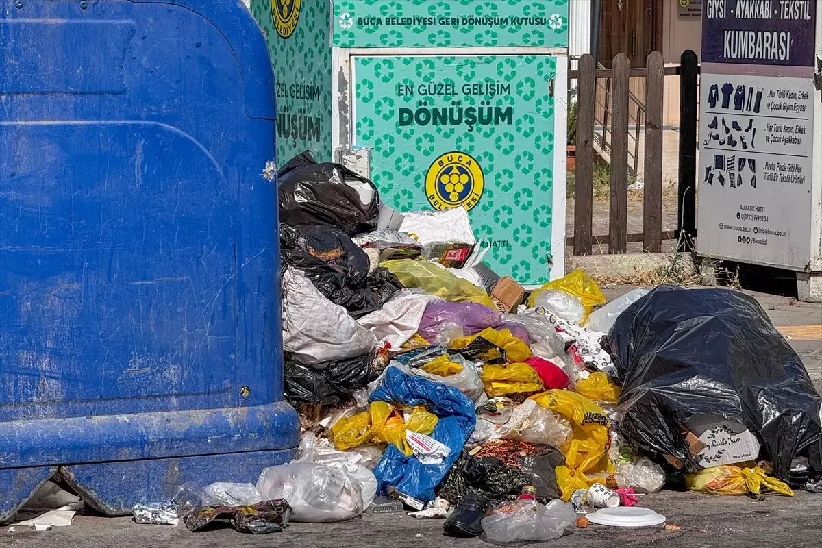 Buca'da Grev Nedeniyle Çöp Yığınları ve Kötü Koku Tepkilere Neden Oluyor