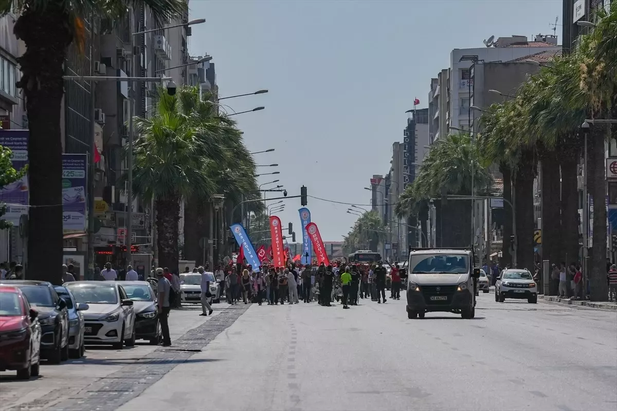 İzmir Büyükşehir Belediyesinde İşten Atılan İşçilerden Meclis Protestosu