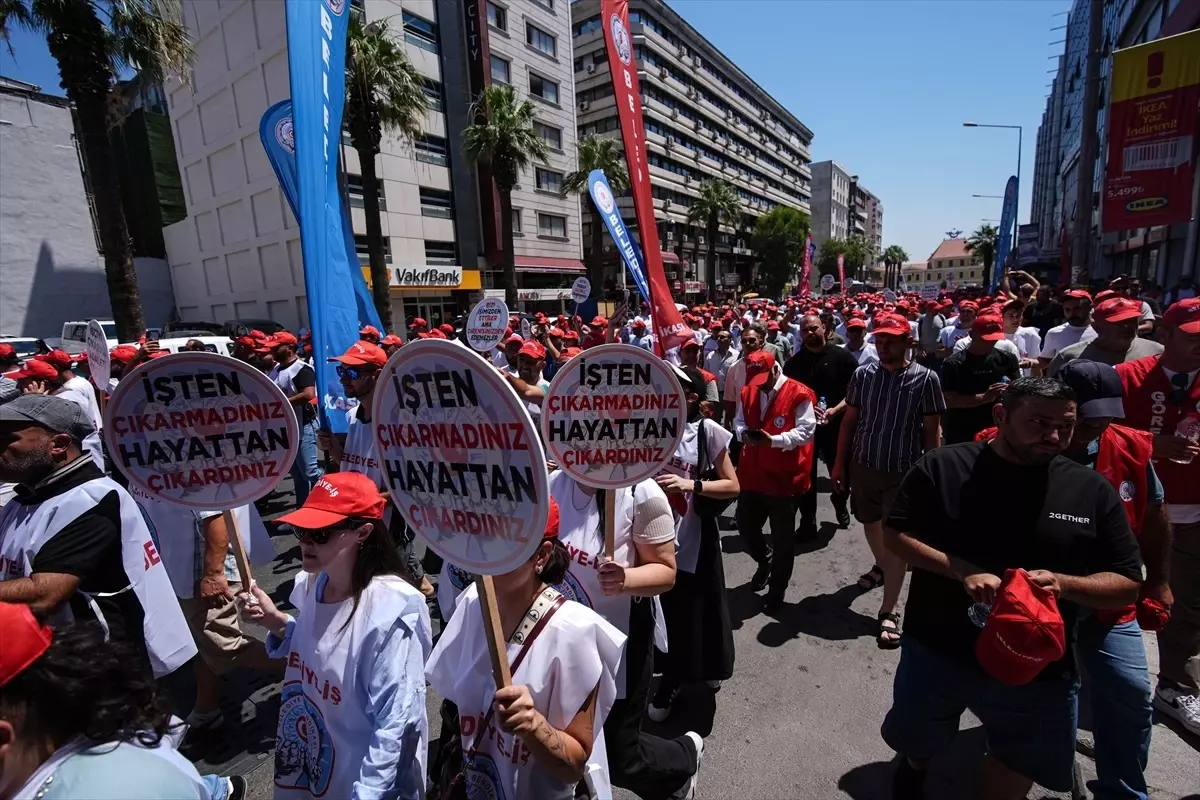 İzmir'de İşten Çıkarılan İşçilerden Protesto Eylemi