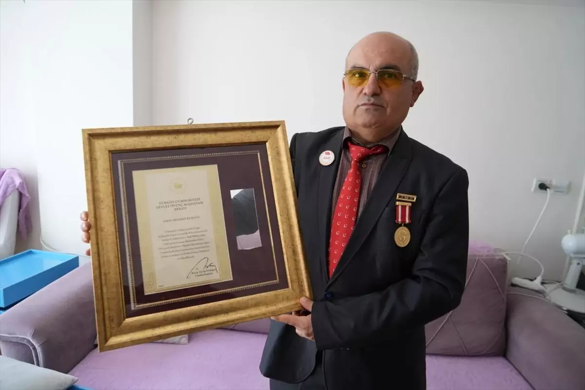 Emekli Müezzin Darbe Girişiminde Sela Okurken Saldırıya Uğradı