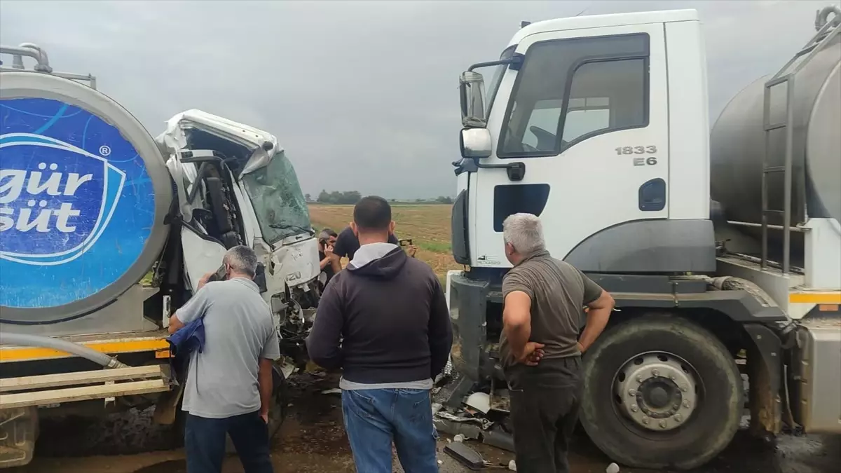 Ödemiş'te Süt Kamyonları Çarpıştı: 1 Yaralı