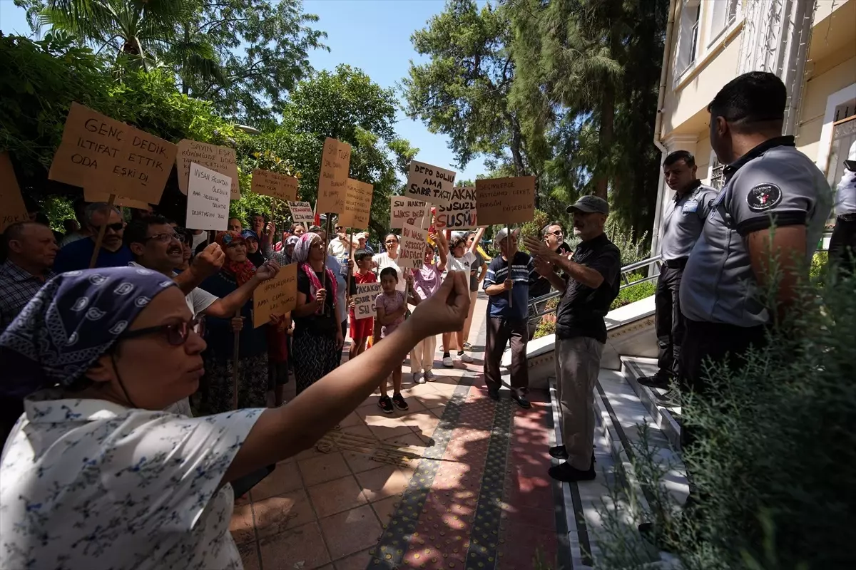 İzmir'de Su Kesintisi Protestosu: Mahalle Sakinleri Eylem Yaptı