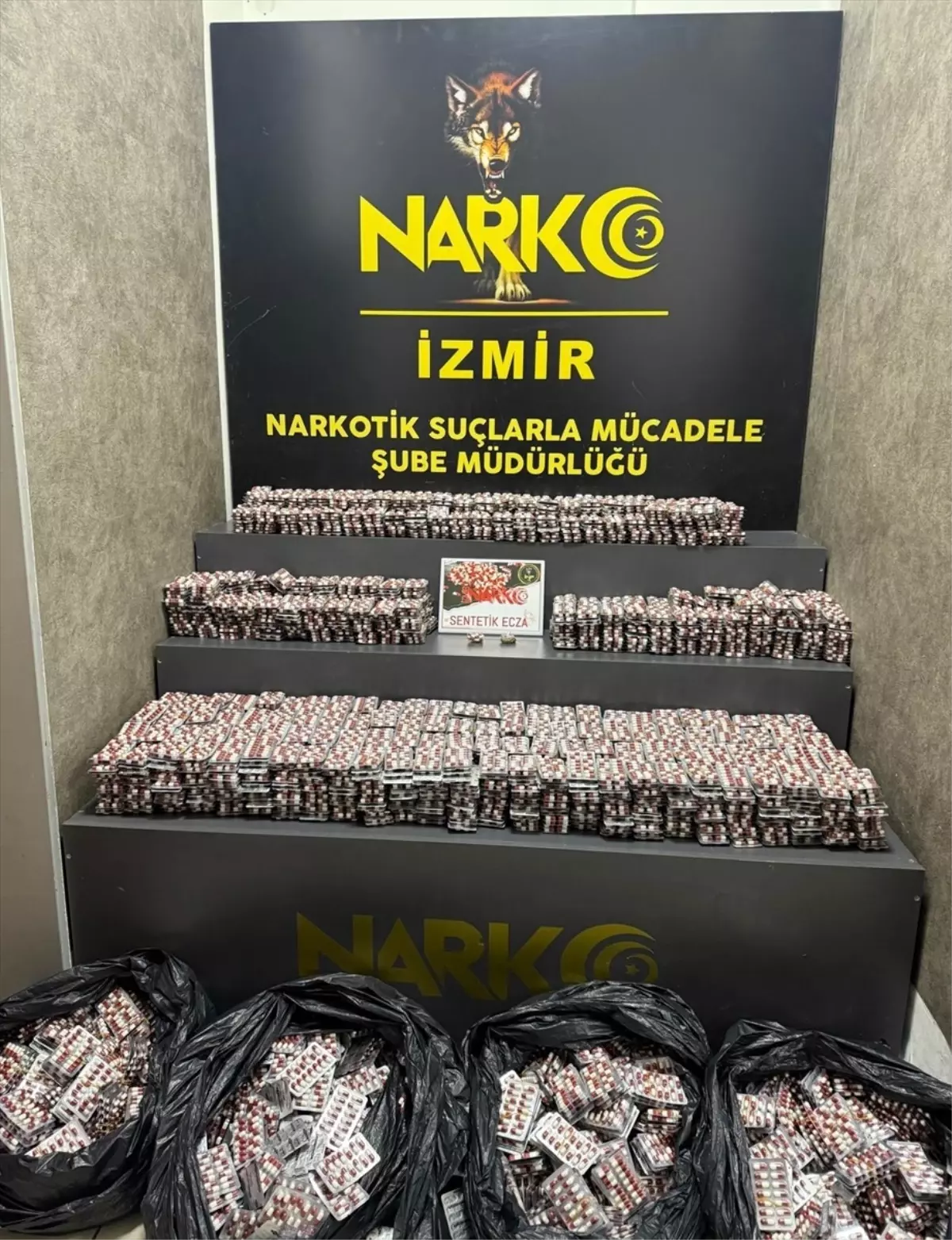 İzmir'de Uyuşturucu Operasyonu: 79 Bin Sentetik Ecza Hapı Ele Geçirildi
