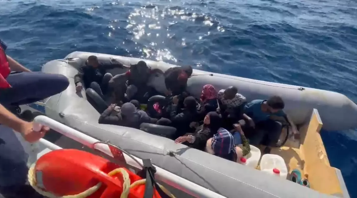 İzmir'de Düzensiz Göçmen Operasyonu: 82 Yakalandı, 10 Kurtarıldı