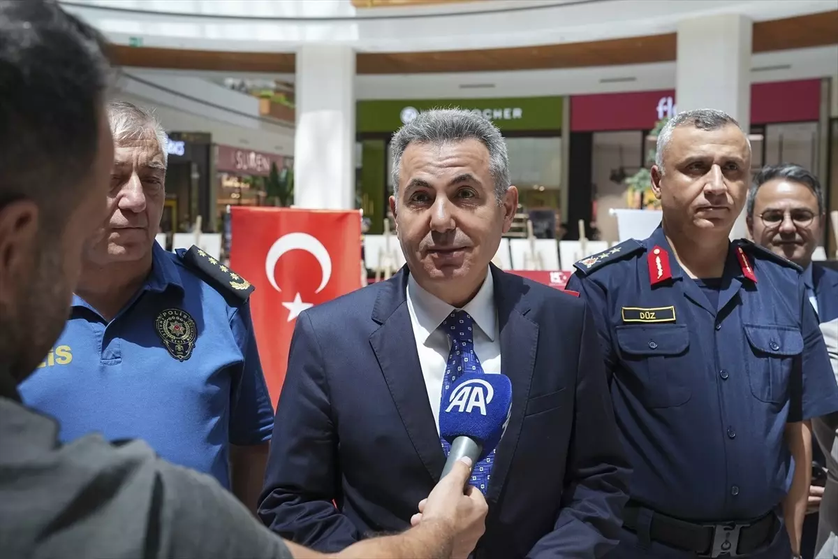 İzmir'de AA fotoğraflarından oluşan '15 Temmuz' konulu sergi açıldı