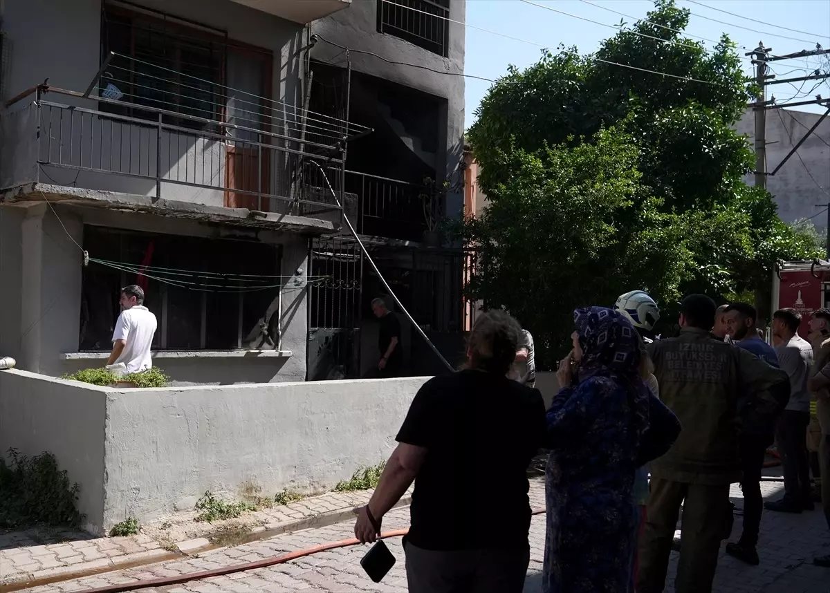 İzmir'de Apartmanda Yangın: İki Tüp Patladı, Bir Genç Kız Kurtarıldı