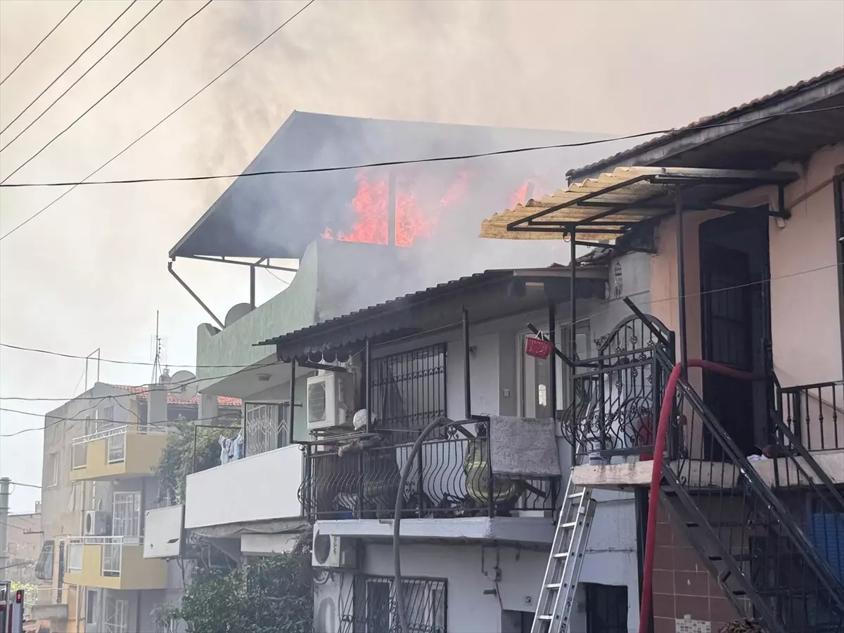 İzmir'de Çıkan Yangın Kontrol Altına Alındı
