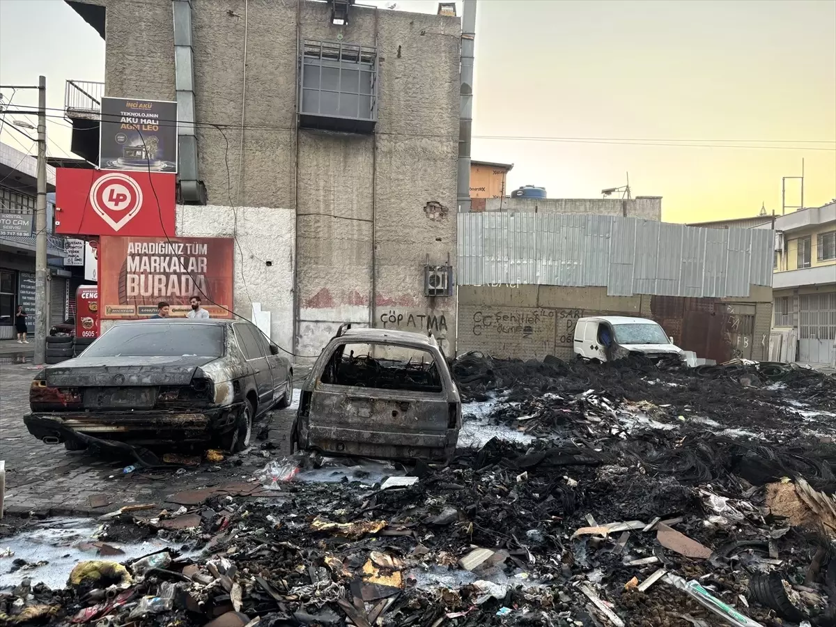 İzmir'de Çöp Alanında Çıkan Yangın 6 Araca Zarar Verdi