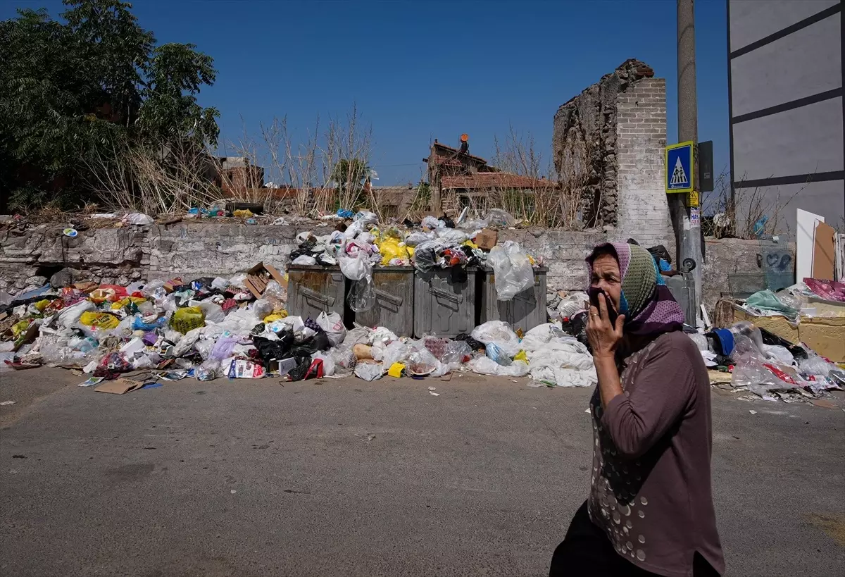 İzmir'de Çöp Sorunu Büyüyor: Vatandaşlar Tepkili