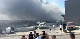 İzmir'de Çöplükteki Yangın Ormanlık Alana Sıçradı
