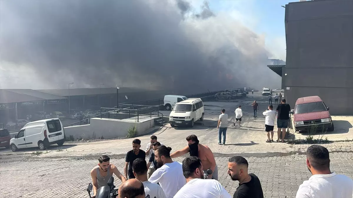 İzmir'de Çöplükteki Yangın Ormanlık Alana Sıçradı
