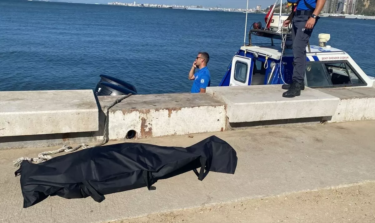 İzmir Bayraklı'da Denizde Erkek Cesedi Bulundu