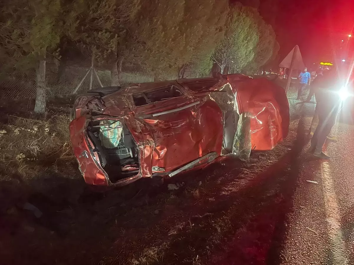 Foça'da Araç Devrildi: 4 Yaralı