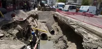 İzmir'de Doğal Gaz Borusunda Patlama, Cadde Trafiğe Kapandı