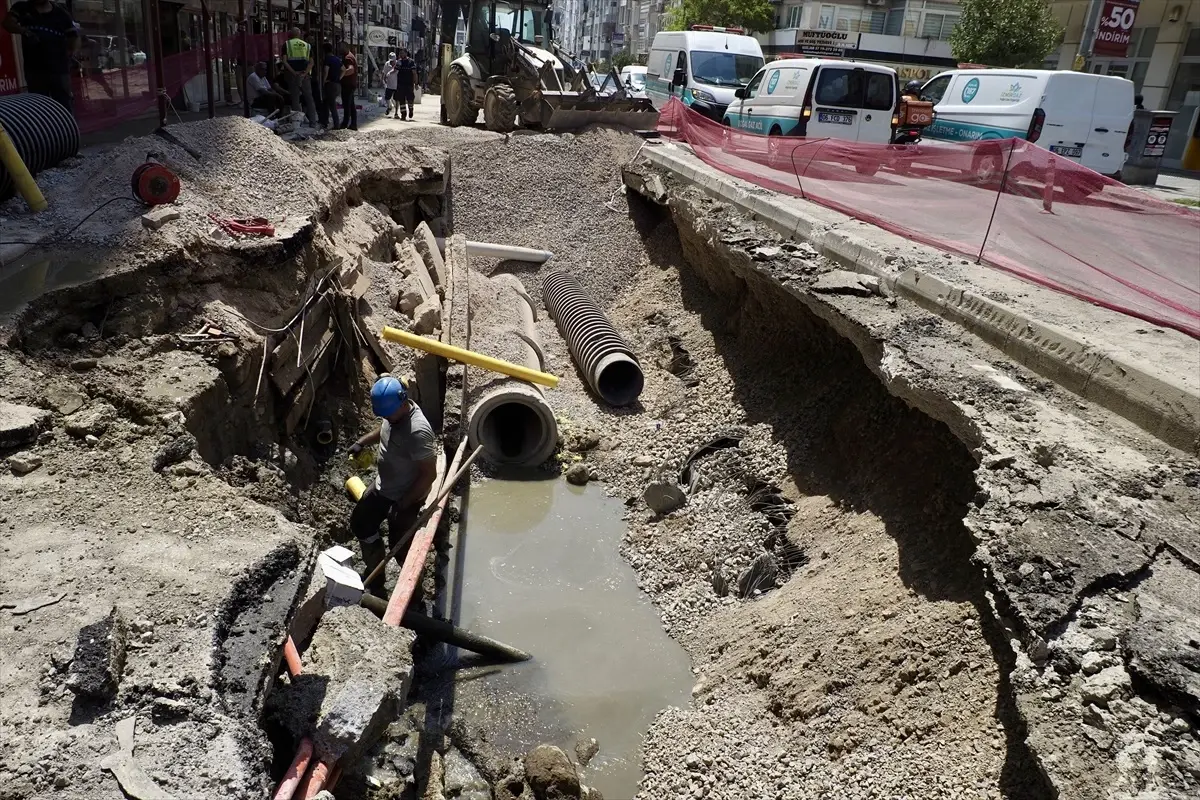 İzmir'de Doğal Gaz Borusunda Patlama, Cadde Trafiğe Kapandı
