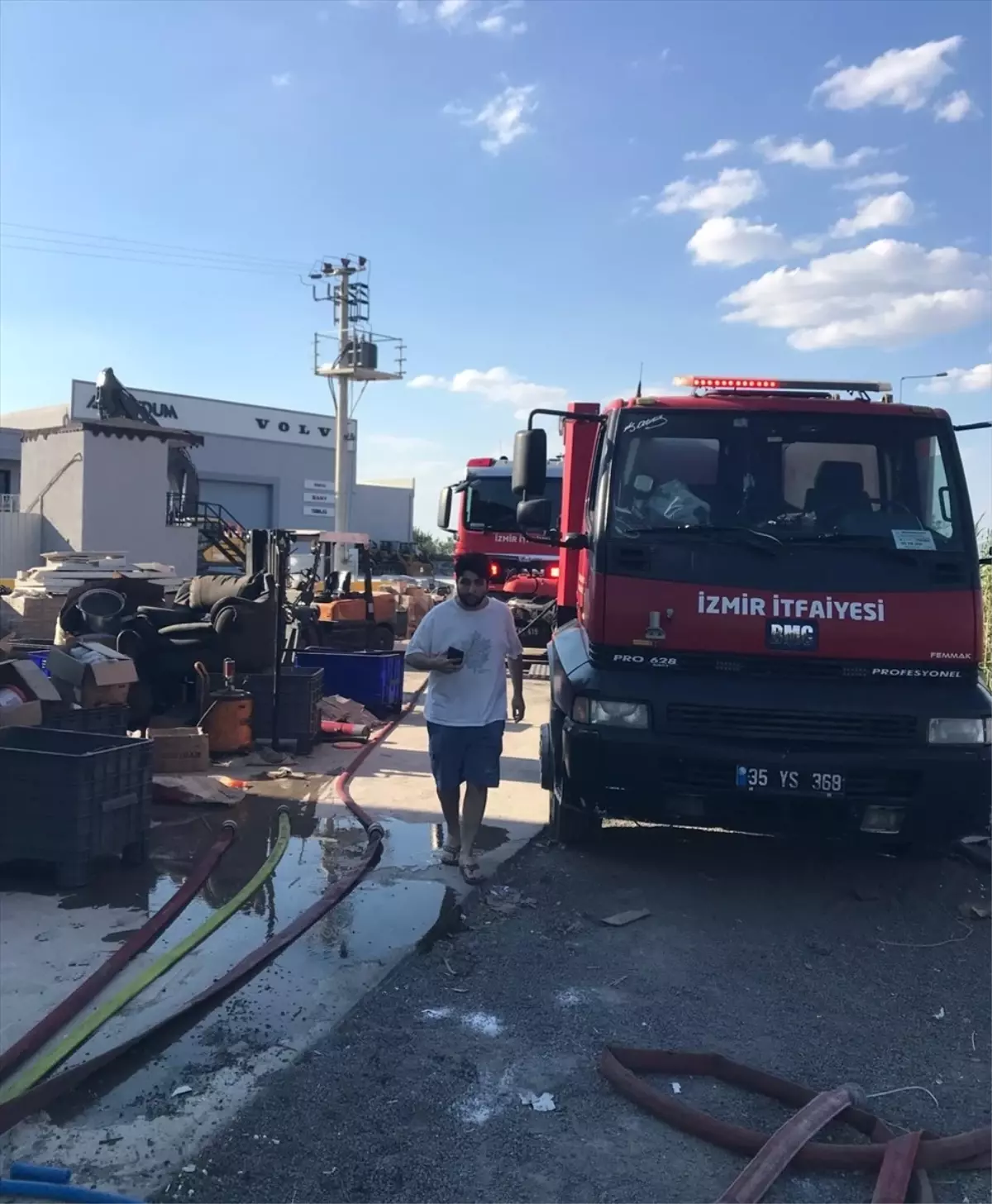 Menemen'de Mobilya Fabrikasında Yangın Çıktı