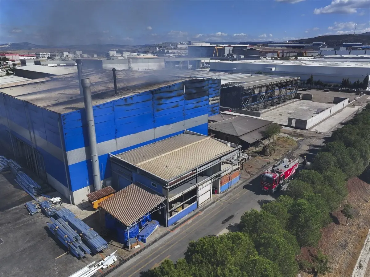 Aliağa'daki Çelik Konstrüksiyon Fabrikasında Yangın Çıktı