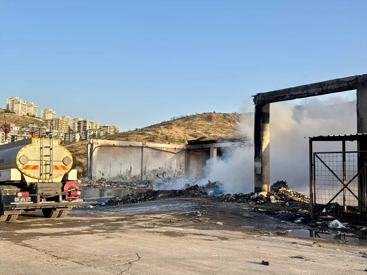 Karşıyaka'daki Katı Atık Bertaraf Tesisinde Yangın Çıktı