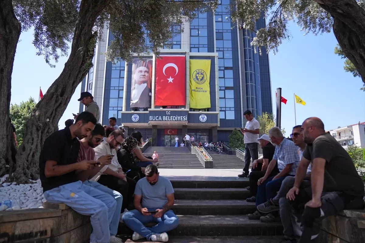 İzmir'de 2 Bin 700 İşçi Maaşlarını Alamadıkları İçin İş Bıraktı