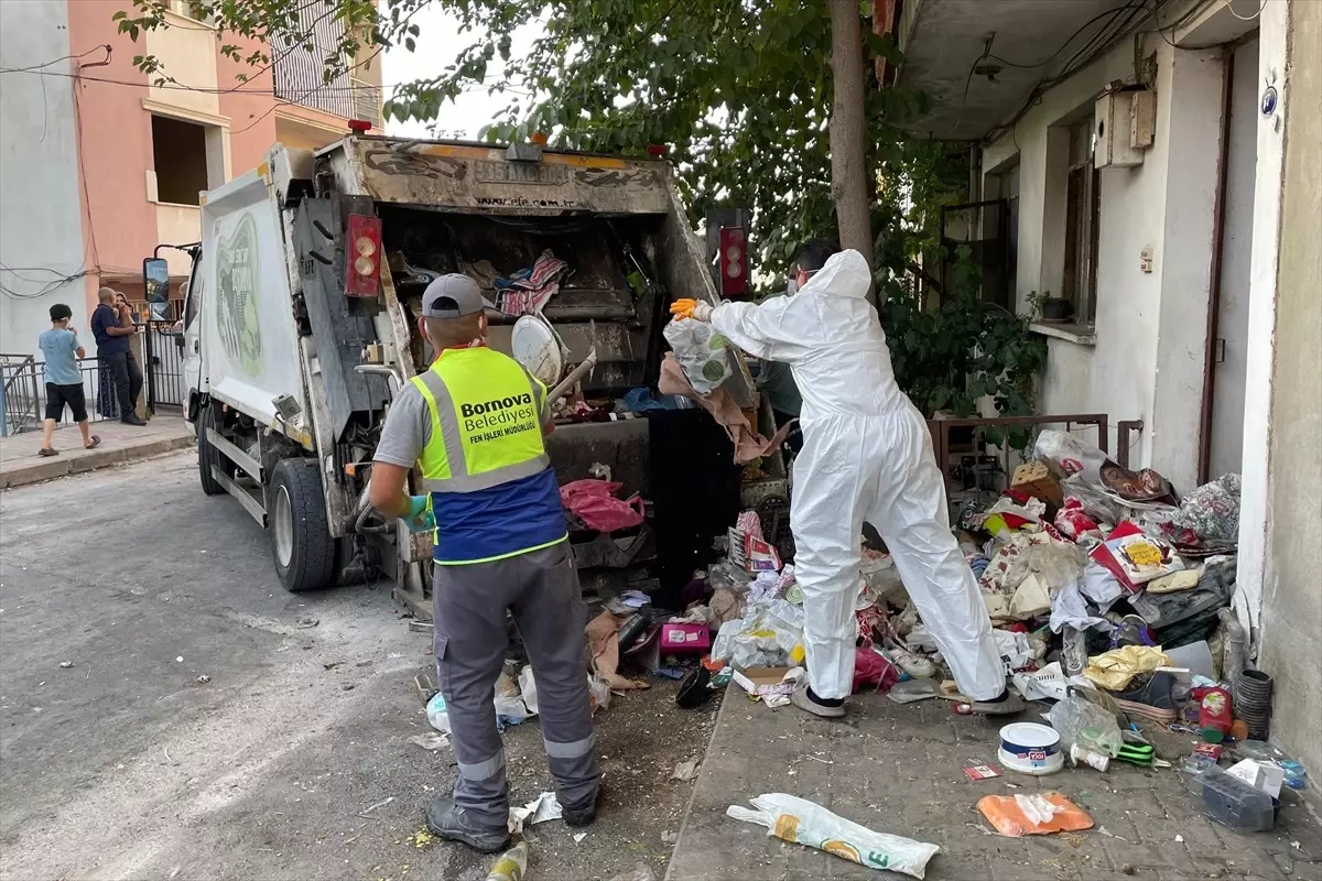 Bornova'da Çöp Ev Temizlendi, Aile Sosyal Destek Hizmetlerine Yönlendirildi