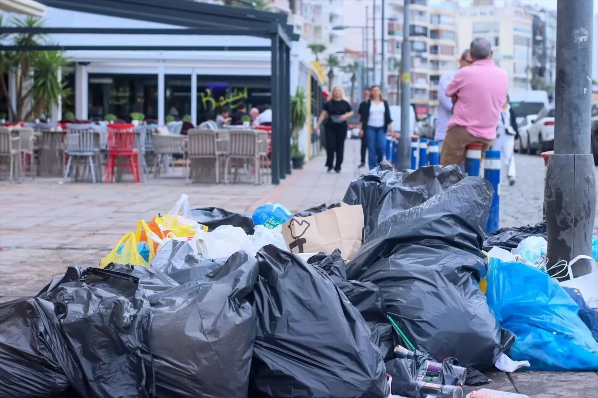 İzmir'de işçilerin grevi nedeniyle temizlik hizmeti de aksıyor