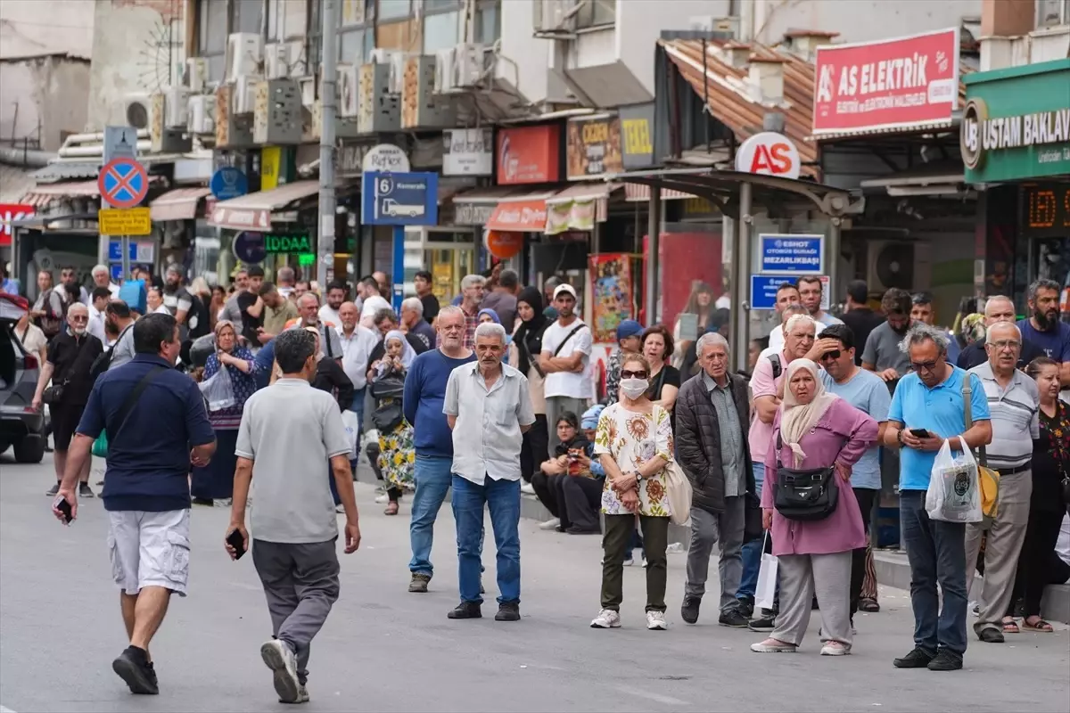 İzmir'de ESHOT Otobüs Grevi Nedeniyle Toplu Taşımada Yoğunluk