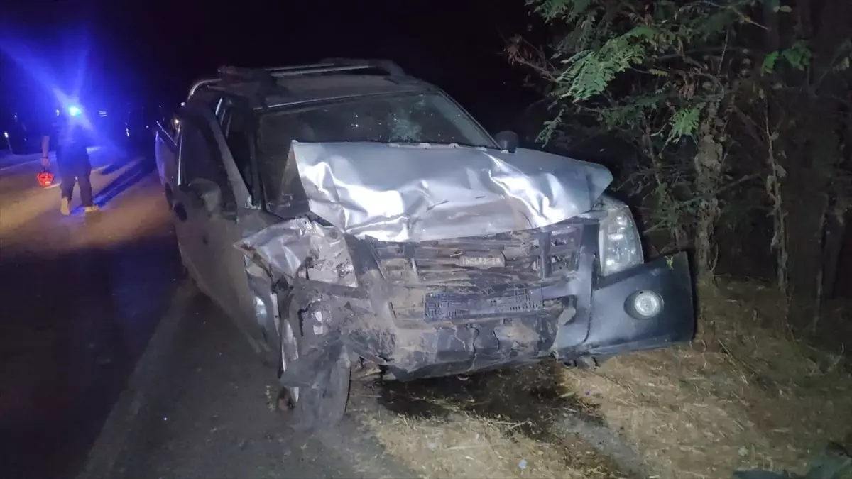Ödemiş'te Kamyonet ile Otomobil Çarpıştı: 1 Ölü, 8 Yaralı