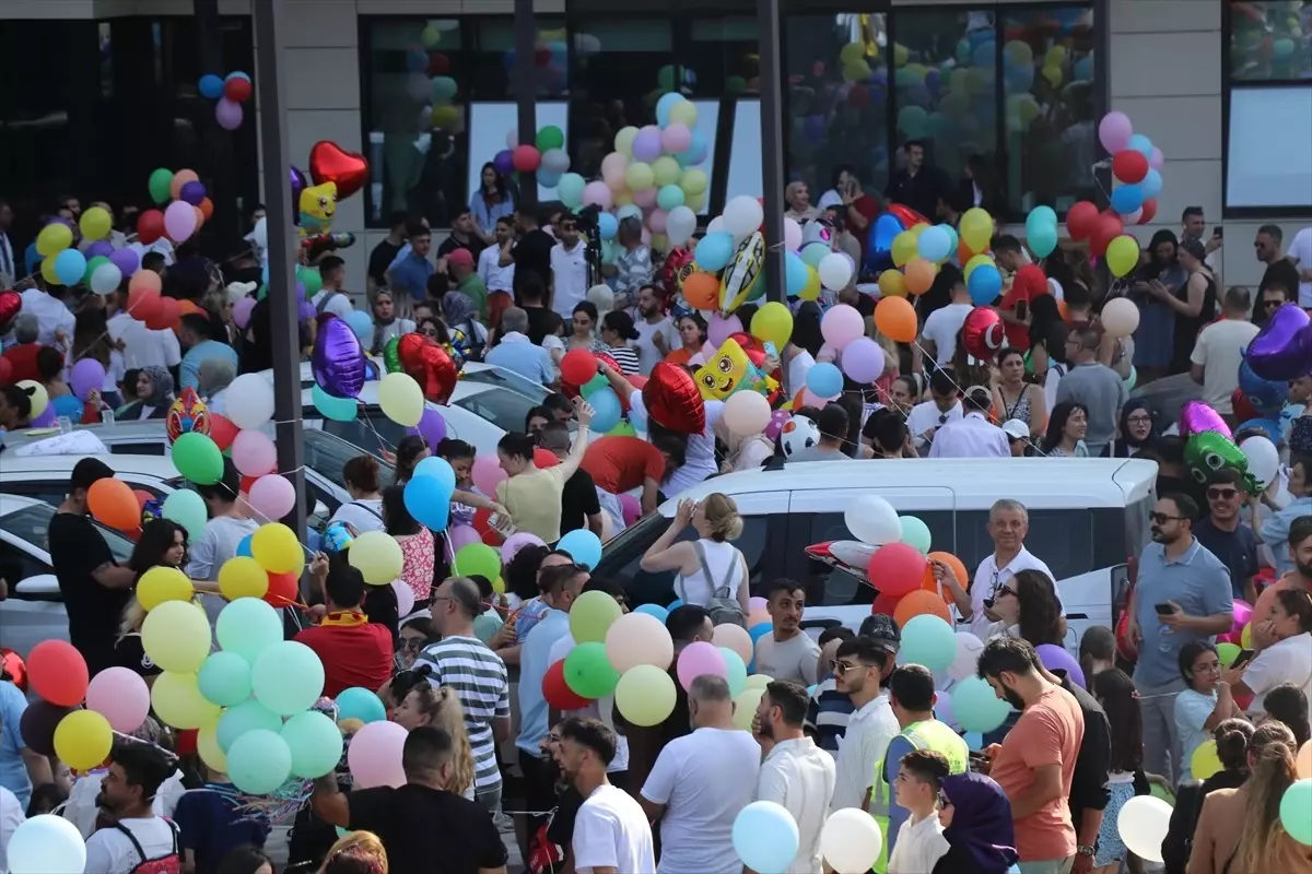 İzmir'de Kanserli Çocuklar İçin Renkli Balonlar Gökyüzüne Uçtu