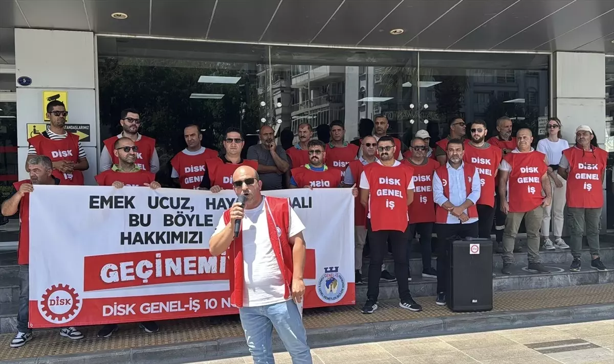 Karşıyaka Belediyesi İşçileri Maaşlarını Alamadıkları İçin Oturma Eylemi Yaptı